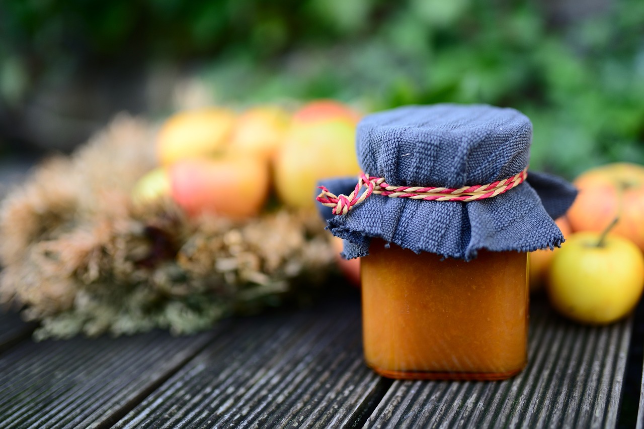 Marmellata con pezzi di mela fresca, simbolo della tecnica per migliorare la consistenza.