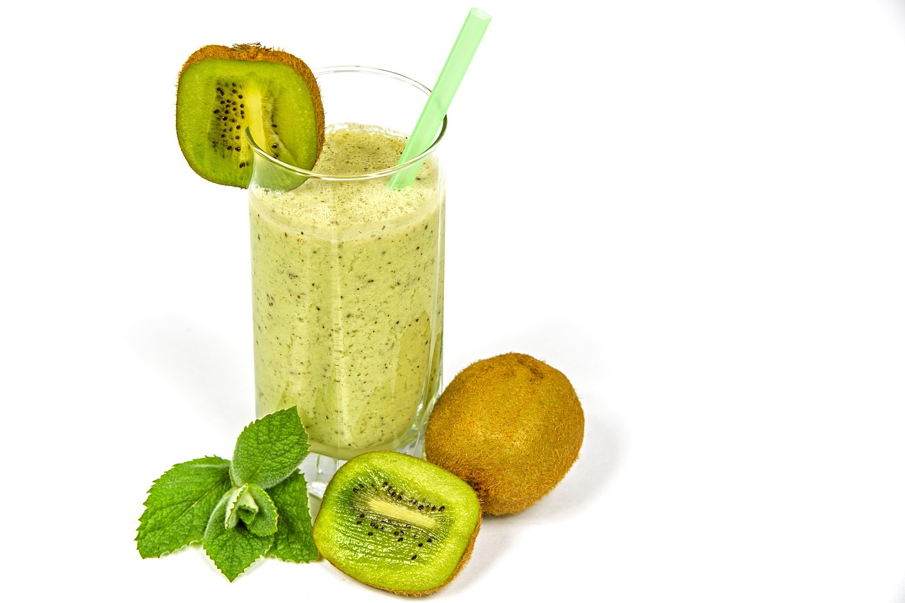 Frullato verde di kiwi e spinaci, ingrediente salutare per ridurre i picchi di glicemia.