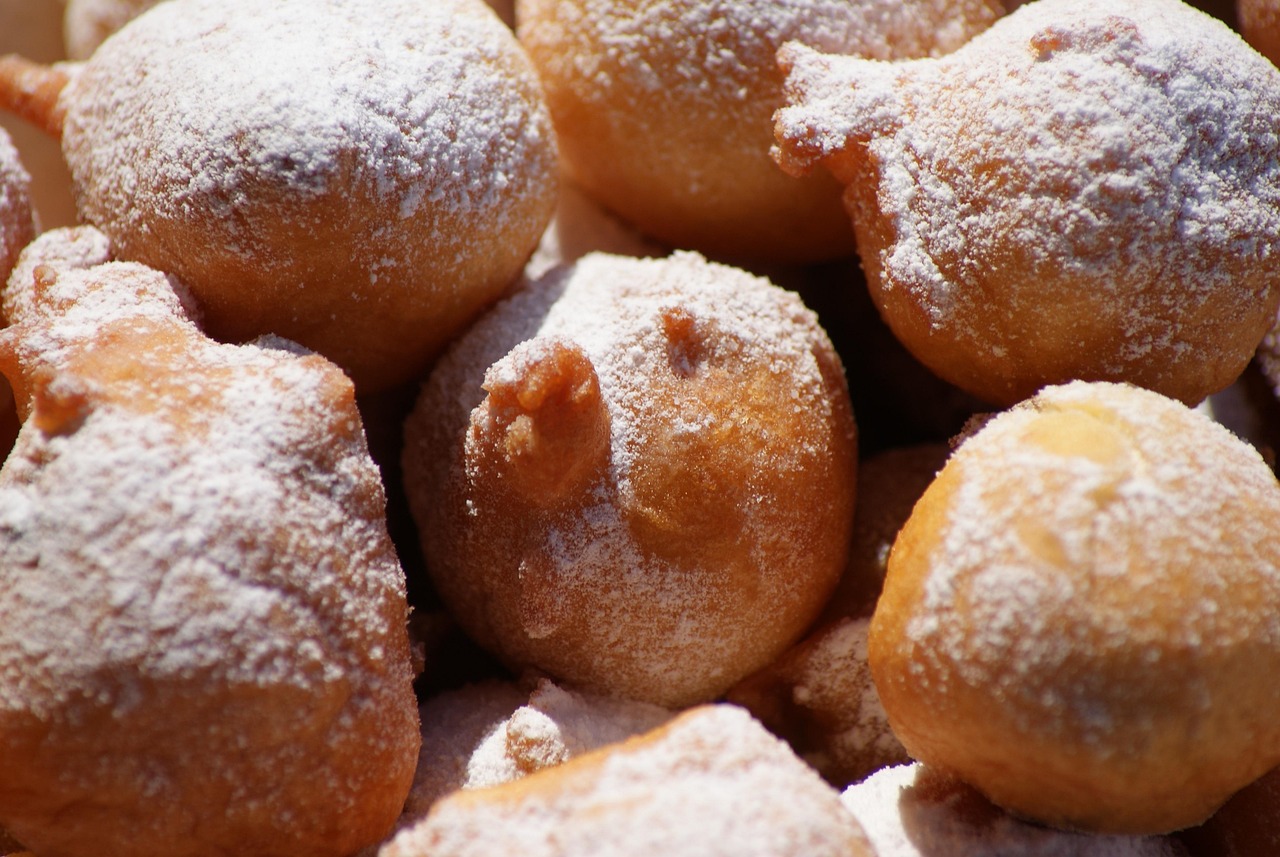 Frittelle di mele senza zucchero, servite su un piatto, decorate con fettine di mela e foglie di menta.