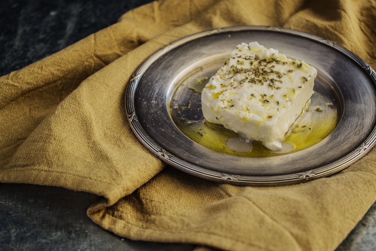 Feta sul tavolo con acqua e latte, suggerimenti per migliorare il sapore.