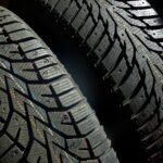 Pneumatici nuovi in esposizione, evidenziando l'importanza di una scelta consapevole nell'acquisto online.