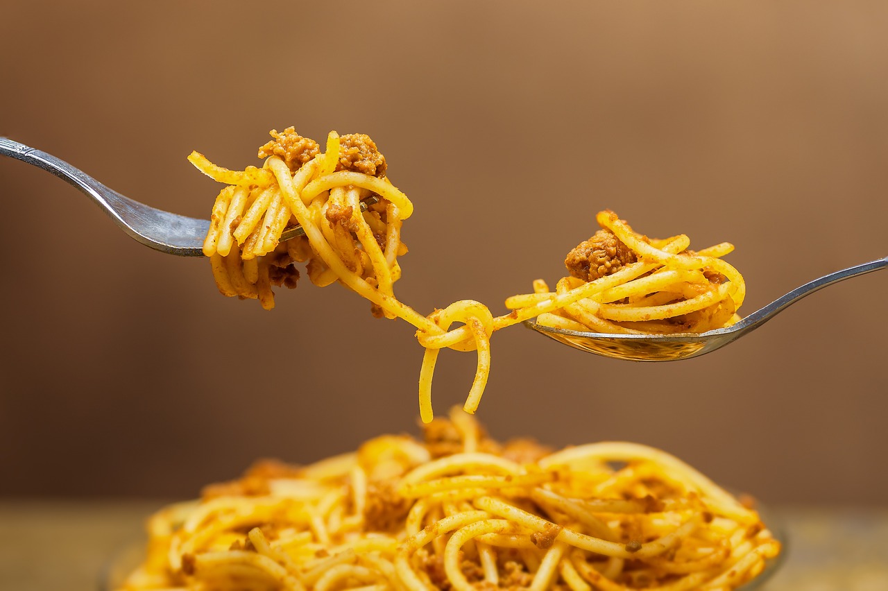 Spaghetti al tonno con soffritto di cipolla, piatto gustoso e invitante.