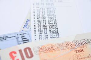 Immagine di un'auto con un cartello che indica la scadenza del bollo auto.