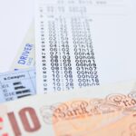 Immagine di un'auto con un segno "no" per illustrare l'esenzione dal pagamento del bollo auto.