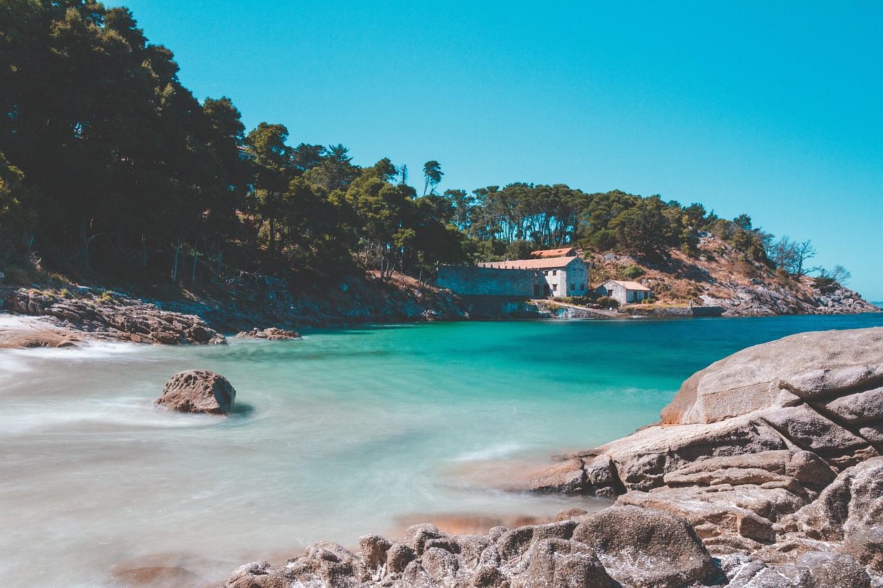 Spiaggia di sabbia e mare cristallino in una delle belle località costiere della Francia.
