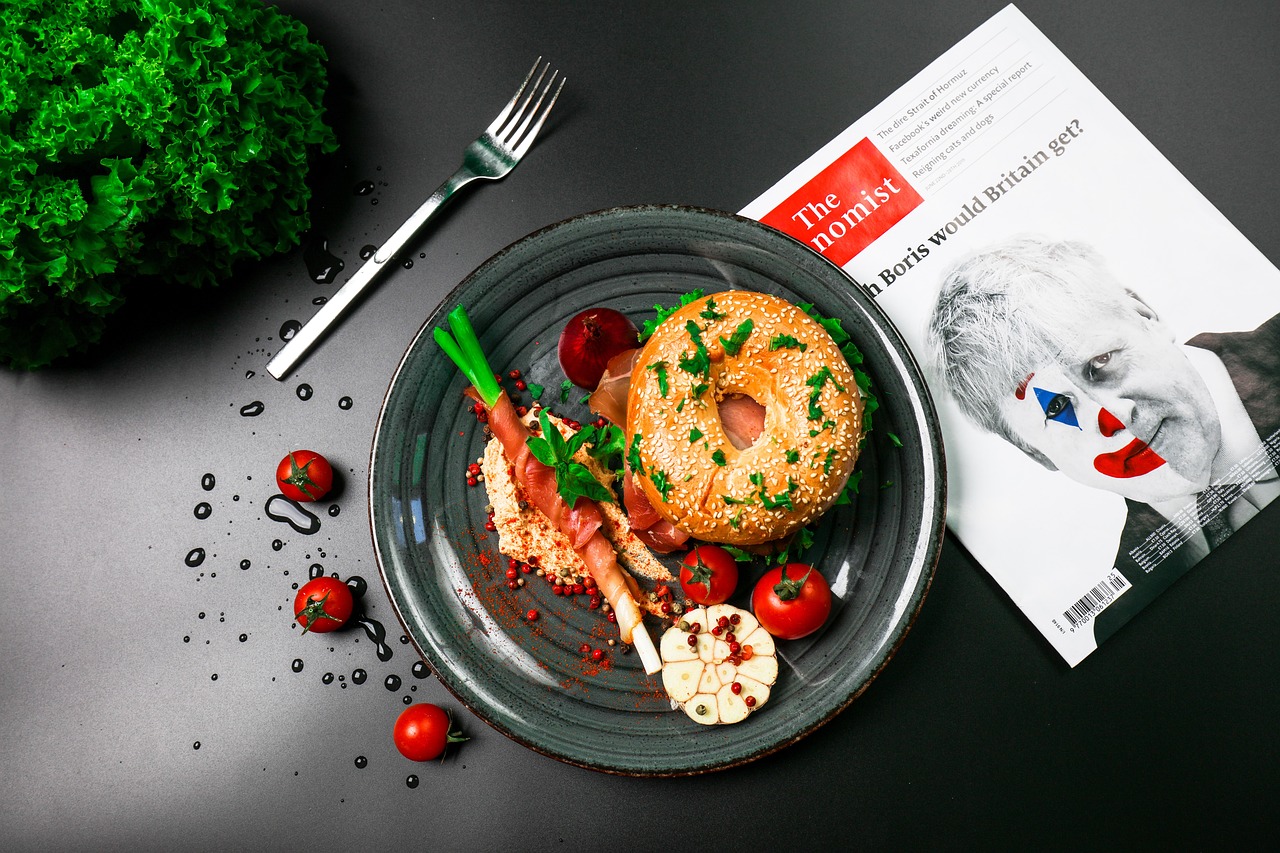 Colazione salata con uova, avocado e pane integrale su un tavolo.