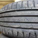 Pneumatici usurati con diversi colori evidenziati per identificare la scadenza e la qualità.