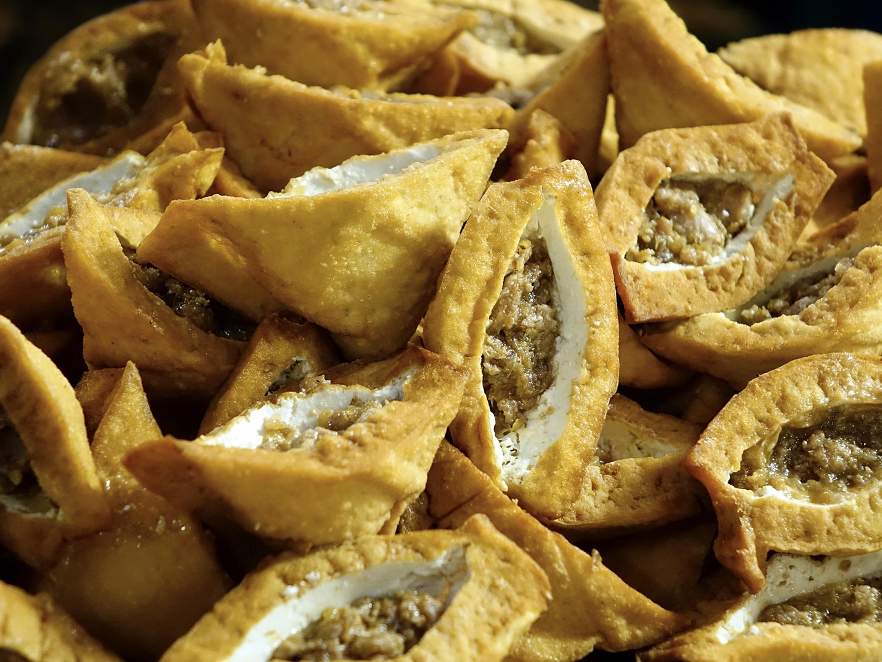 Fette di pane con panelle dorate e condimenti, simbolo della tradizione culinaria siciliana.