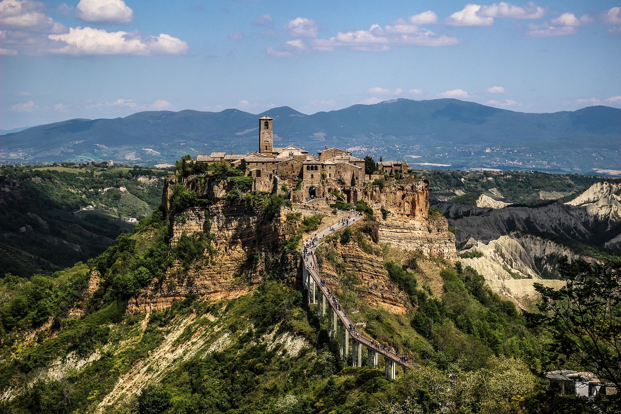 Civita di Bagnoregio: panoramica del suggestivo paesino sospeso tra le nuvole.
