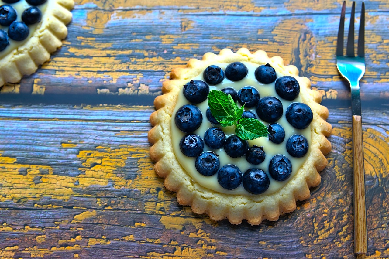 Crostata appena sfornata con pasta frolla dorata e ripieno di marmellata.