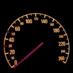 Un meccanico controlla il chilometraggio di un'auto durante una revisione.