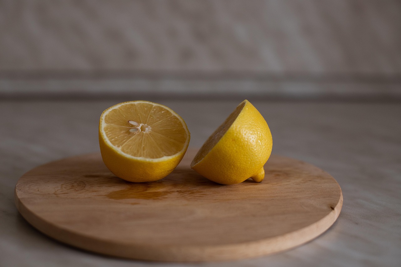 Limone su un piatto, evidenziando il contrasto di sapori in diversi piatti culinari.