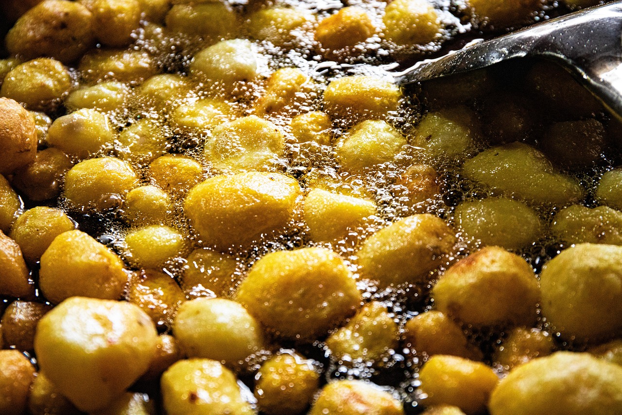Patate croccanti appena sfornate, perfette per un piatto gustoso e invitante.