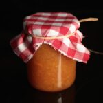 Zenzero pelato conservato in un barattolo con sherry e aceto.