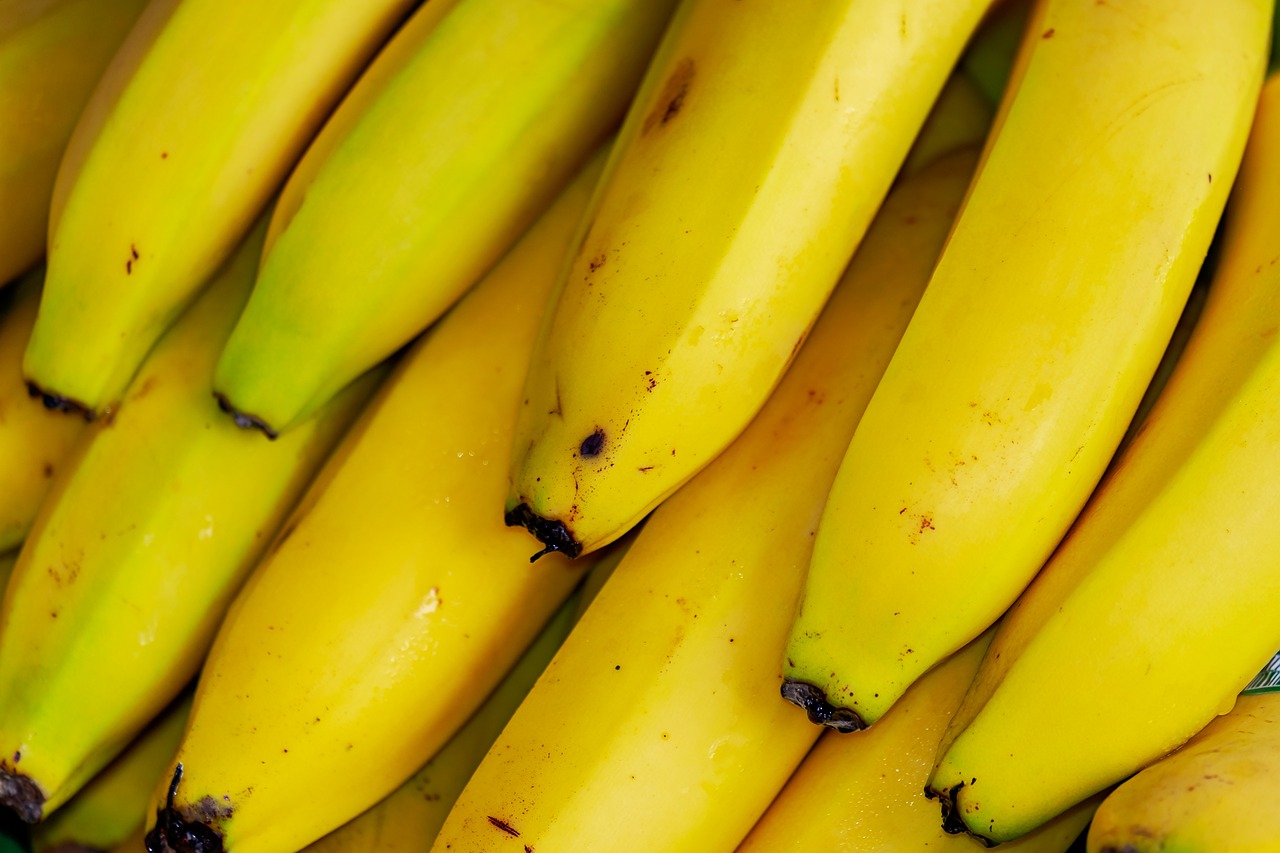 Banane mature su un tavolo, evidenziando il consiglio di non conservarle in frigo.