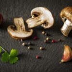 Funghi trifolati appena cucinati, profumati e dorati in una padella.