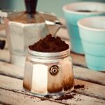 Immagine di una moka sul fornello, con caffè in preparazione e vapore che fuoriesce.