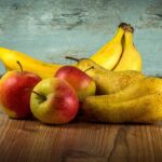 Frutta marcia in un cestino, evidenziando l'importanza di una corretta conservazione.