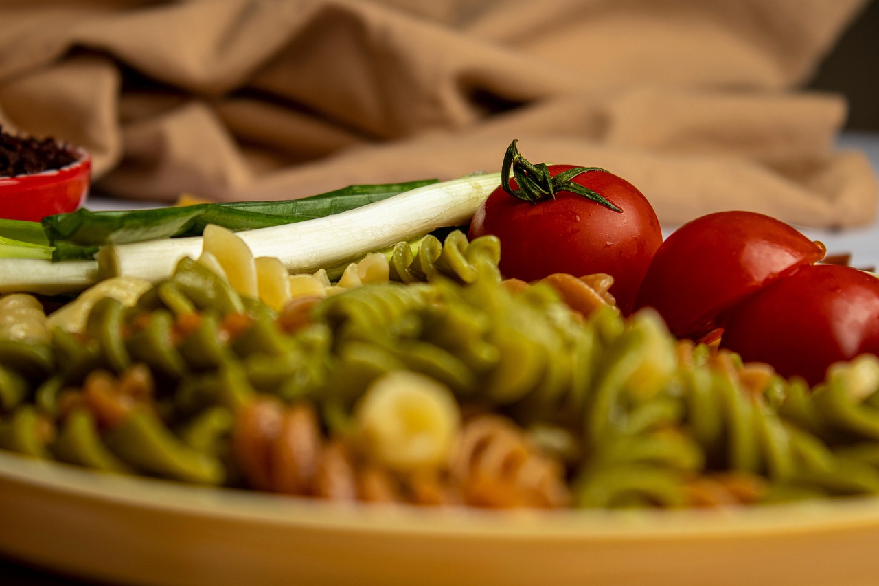 Pasta al pomodoro con ingredienti salutari, presentata in un piatto elegante.