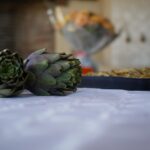 Carciofi ripieni appena sfornati, conditi e pronti da servire.