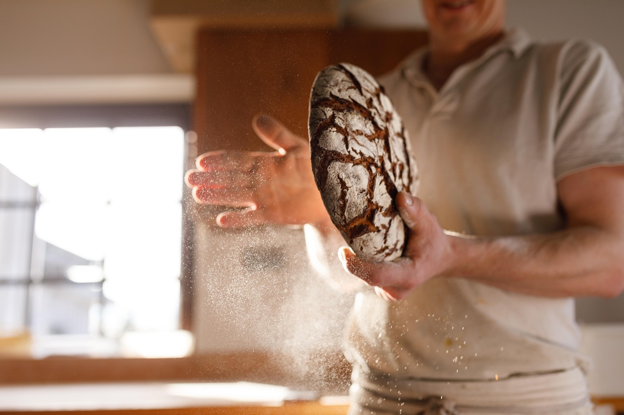 Pane appena sfornato con crosta dorata, evidenziando l'effetto del vapore nel forno.