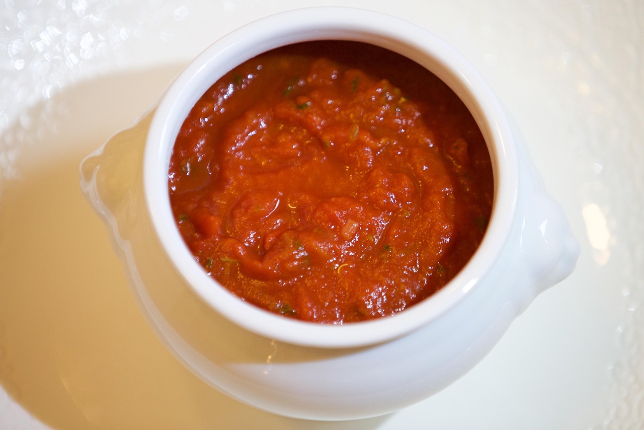 Salsa di pomodoro fresca con erbe aromatiche, pronta per ridurre l'acidità senza zucchero.