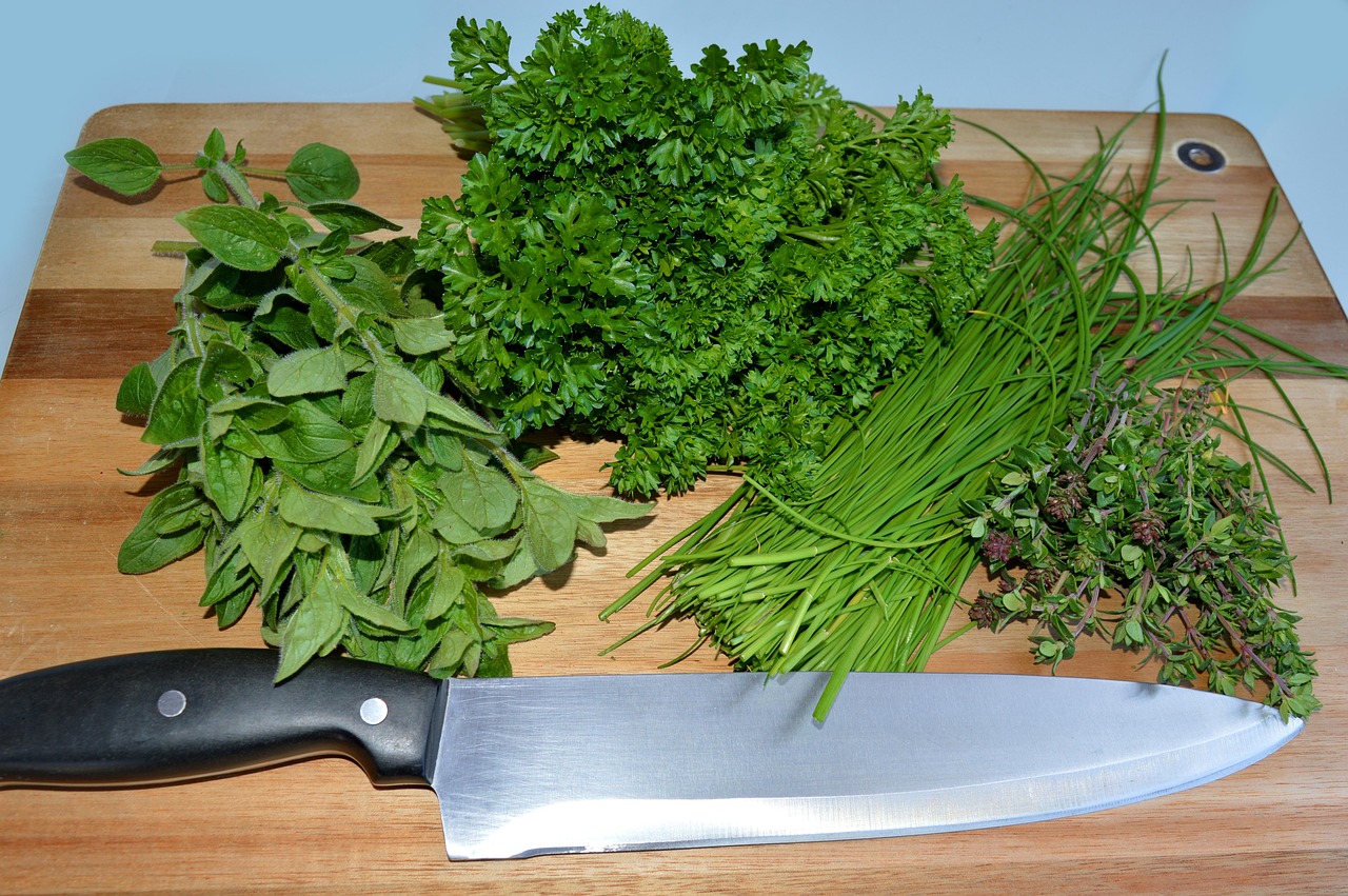 Erbe aromatiche fresche in un contenitore nel frigorifero per una corretta conservazione.