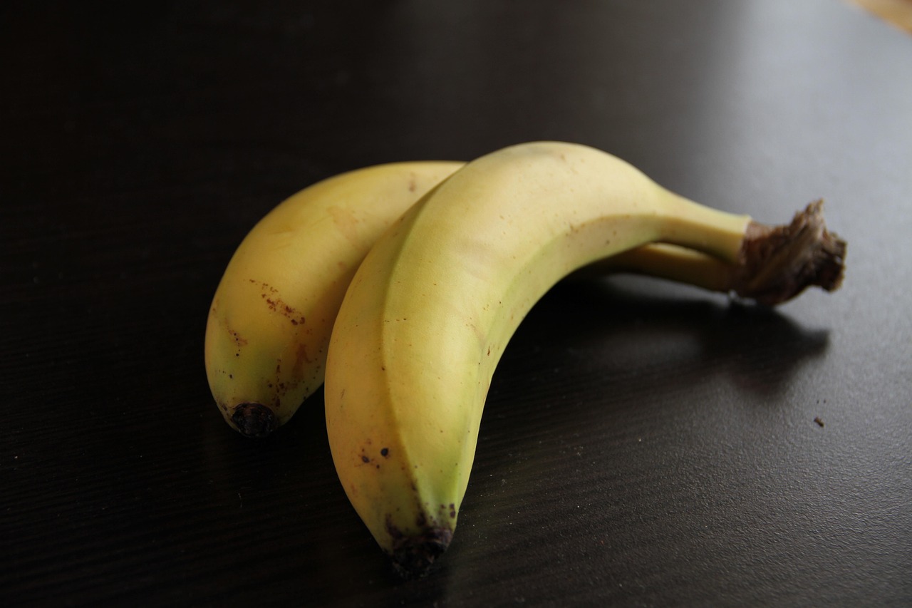 Banane con il picciolo avvolto in pellicola trasparente per una conservazione prolungata.
