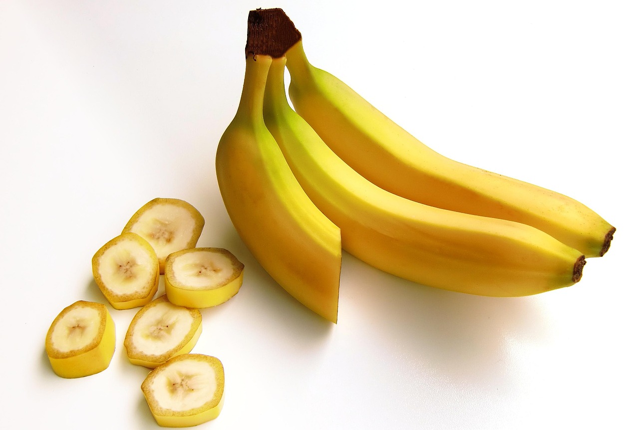 Banane mature su un tavolo, simbolo di un errore comune nella dieta serale.