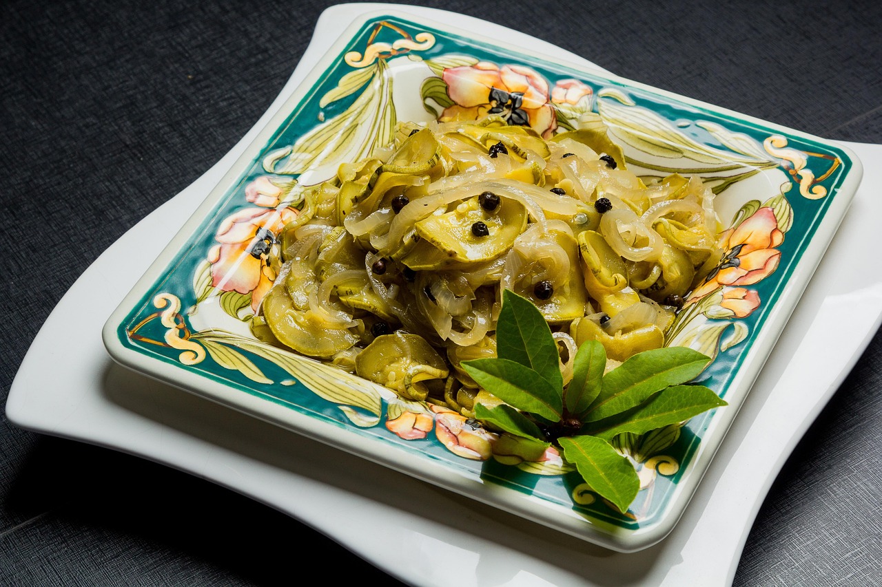 Zucchine fritte in un piatto, pronte per la ricetta delle zucchine alla scapece napoletane.