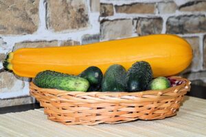 Zucchine fresche pronte per essere congelate, disposte su un tagliere.