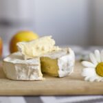 Formaggio conservato in un frigorifero con un metodo per prolungarne la freschezza.