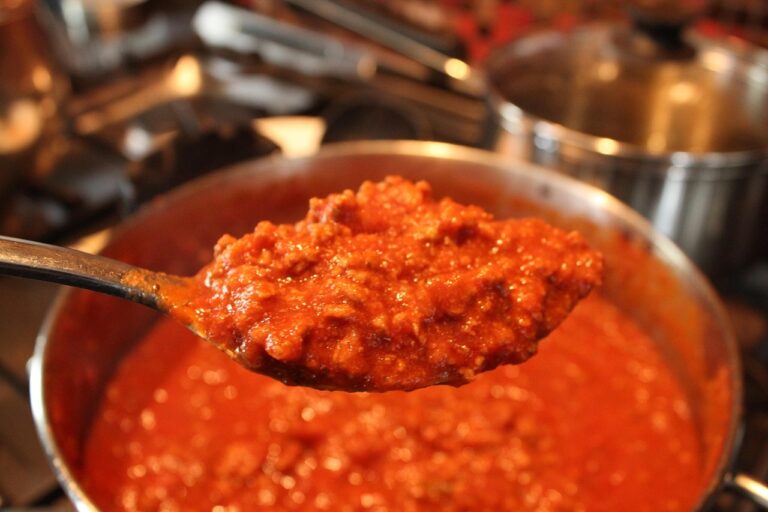 Il ragù alla bolognese vuole tempo: deve "pippiare" per almeno 3 ore