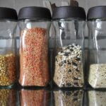 Immagine di legumi secchi in una pentola, evidenziando la preparazione culinaria corretta senza sale iniziale.