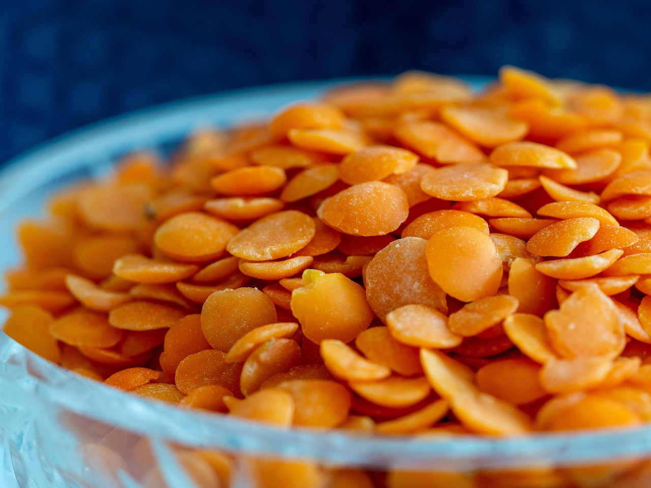 Lenticchie in un piatto con sale sparso, evidenziando il momento ideale per insaporirle.