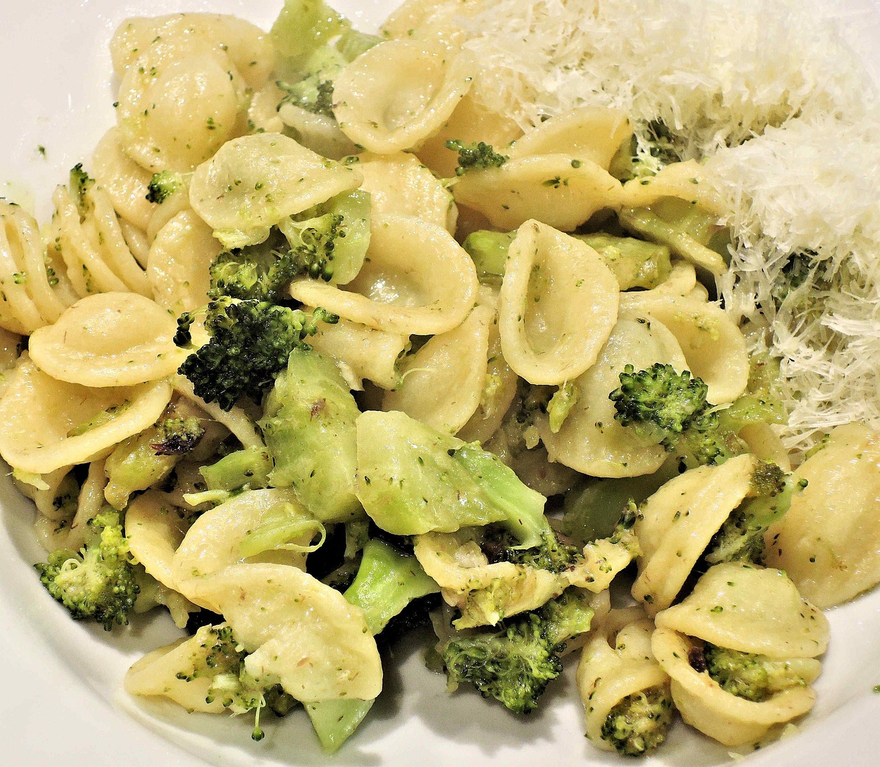 Pasta con broccoli e salsiccia, piatto gustoso e colorato, pronto da servire.
