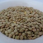 Piatto di lenticchie cotte, ricco di ingredienti salutari per abbassare la glicemia.