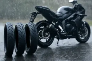 Gomme moto da pioggia: perché la scolpitura fa la differenza e quale scegliere per la massima tenuta