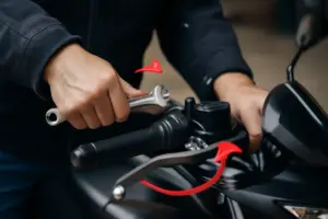 Come regolare il gioco delle leve frizione e freno sulla moto: il procedimento veloce che previene dolori al polso