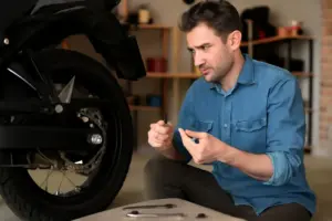Posso montare da solo le valvole tubeless sulla mia moto? Risparmia sul montaggio evitando errori gravi