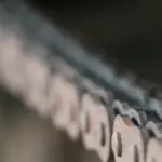 Catena molto sporca dopo una strada bagnata: perché aggiungere subito lubrificante non risolve tutto