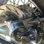 Gomme moto con passeggero e bagaglio: perché la pressione va cercata nel manuale, non sul fianco dello pneumatico