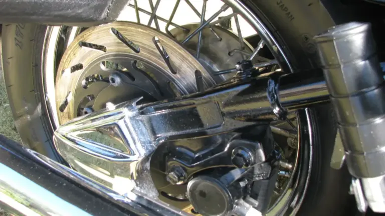 Gomme moto con passeggero e bagaglio: perché la pressione va cercata nel manuale, non sul fianco dello pneumatico