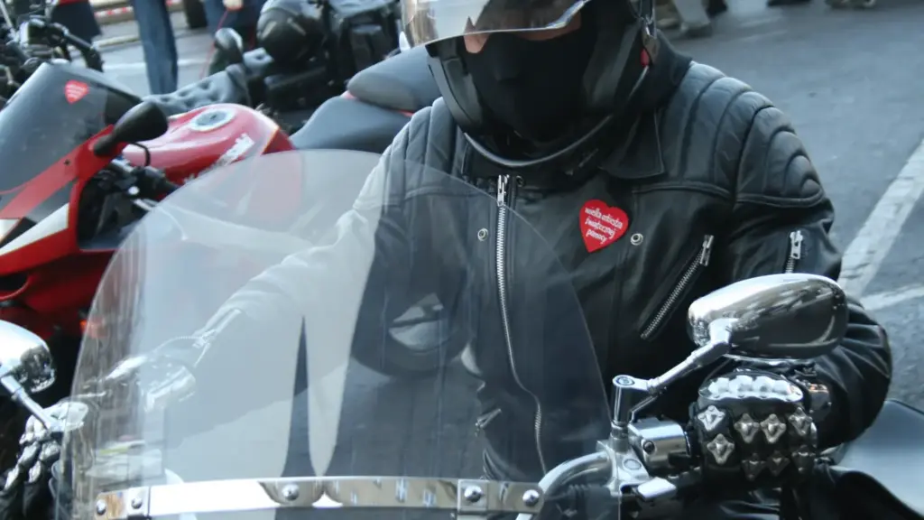 Guanti da moto in autunno: cosa cambia davvero tra impermeabilità, protezioni e sensibilità
