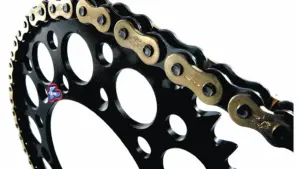 Catena moto dopo la pioggia: cosa controllare prima di aggiungere altro lubrificante