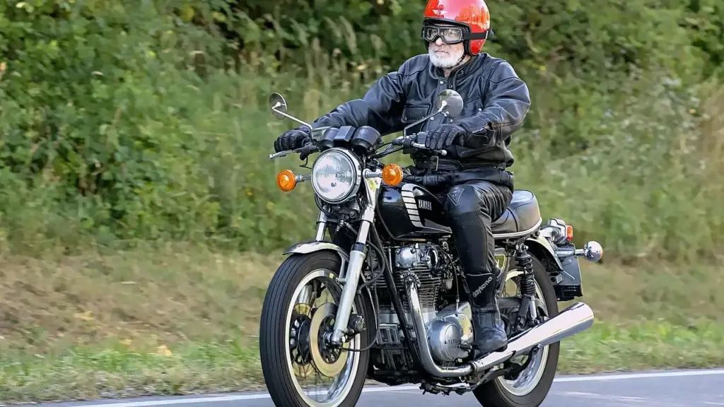 Giacca a strati in moto: perché aggiungere spessore può peggiorare la libertà di movimento