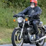 Giacca a strati in moto: perché aggiungere spessore può peggiorare la libertà di movimento