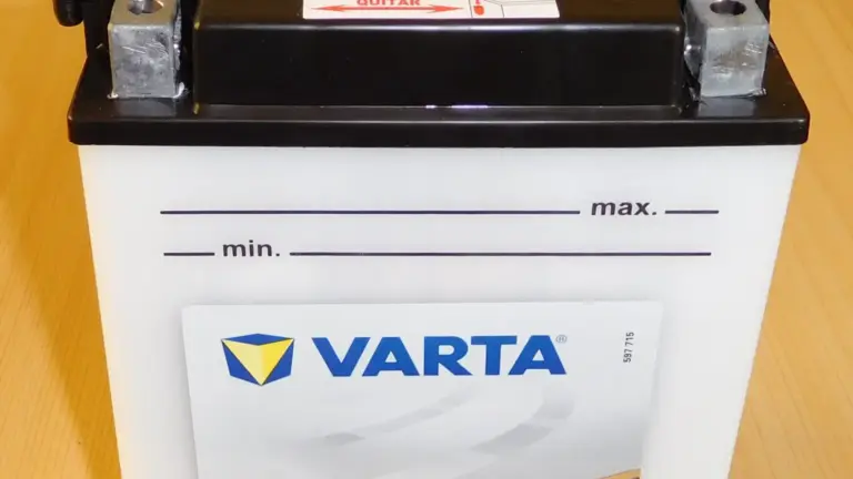 Batteria moto e primi freddi: i segnali da controllare prima di lasciarla ferma per giorni