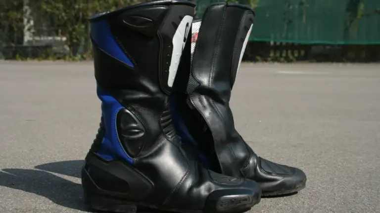 Stivali da moto bagnati: come asciugarli senza rovinare pelle, membrane e forma