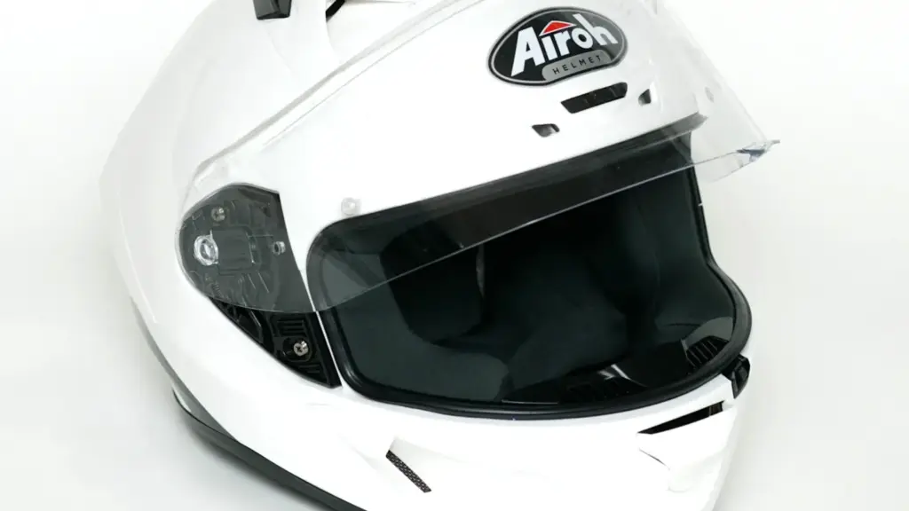 Casco più rumoroso con l’aria fresca: cosa può cambiare tra visiera, prese d’aria e posizione in sella